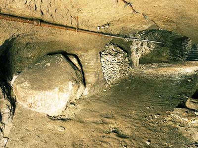 Les souterrains de Clermont-Ferrand sont creuss dans le tuf. Le tuf est un agglomrat de roches volcaniques et poreuses, trs facile  creuser. Parfois, on rencontre des blocs de roche mtamorphiques au milieu du tuf