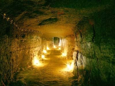 Les souterrains de Clermont-Ferrand sont creuss dans le tuf. Le tuf est un agglomrat de roches volcaniques et poreuses, trs facile  creuser. Parfois, on rencontre des blocs de roche mtamorphiques au milieu du tuf