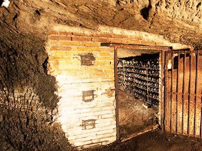 Ddale souterrain situ environ  8 mtres sous terre, ce qui lui confre des proprits idales pour la conservation du vin...