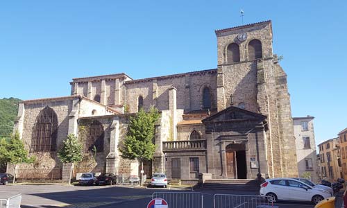 glise de Saint -Priest  Volvic (Puy-de-Dme)