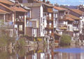 La cascade de la Jordanne, sous le pont rouge, est l'un des plus beaux points de vue d'Aurillac...