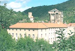 niché sur le flanc du Mont Baury. Ses ruelles, sa place du Marchédial racontent une partie de l'histoire de la cité et de ses légendes (circuit d'environ 1h...)
