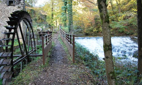 http://www.auvergne-centrefrance.com/geotouring/villages/pdd/thiers/rouets-max.jpg