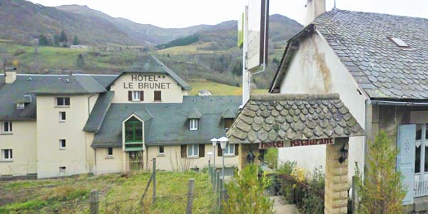 Htel Le Brunet  Saint-Jacques des Blats (Cantal)